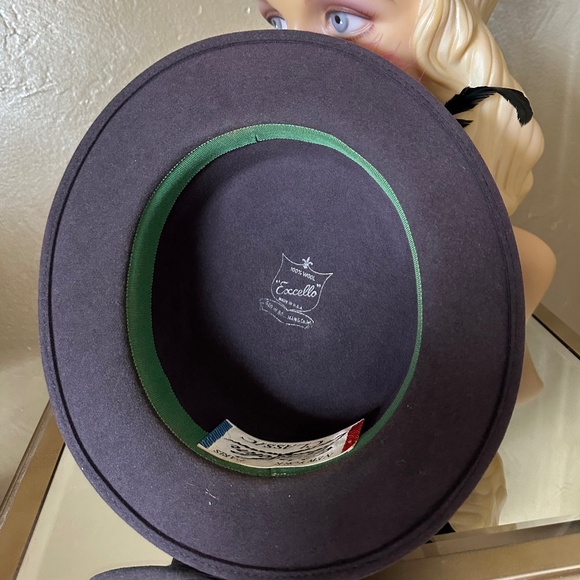 GRACEFUL DRK. COBALT BLUE FELT DESIGNER VINTAGE FEDORA + MULTICOLRED FEATHERS - Picture 12 of 13